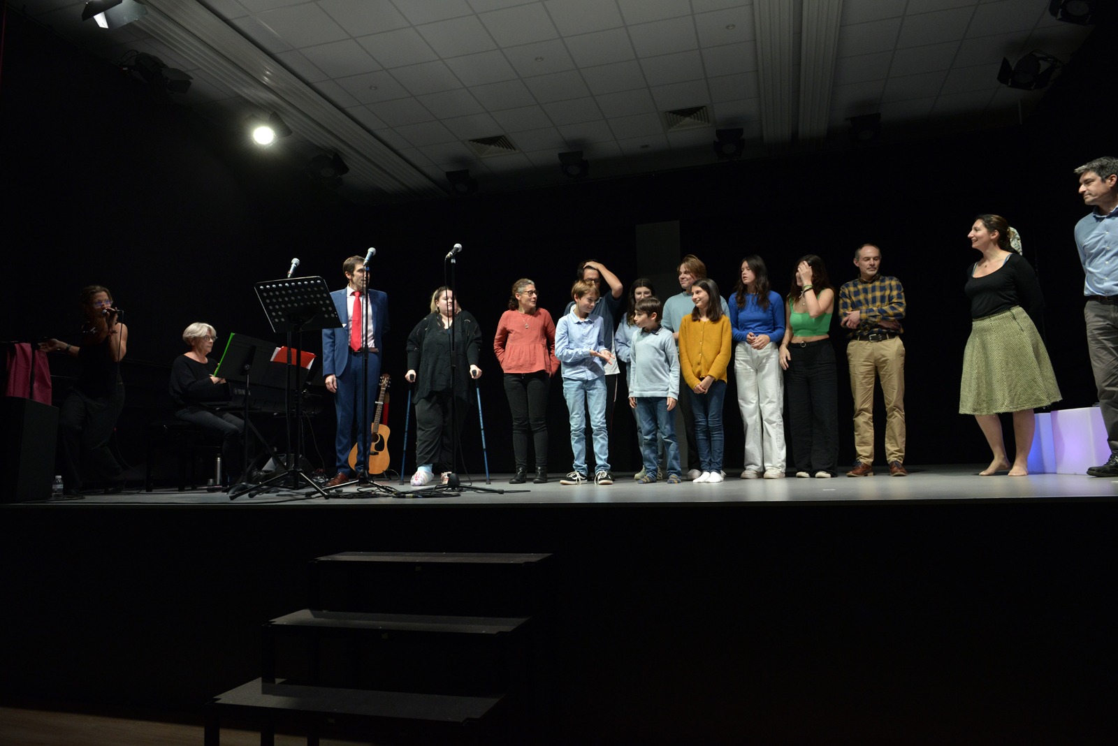 Groupe intergénérationnelle en scène