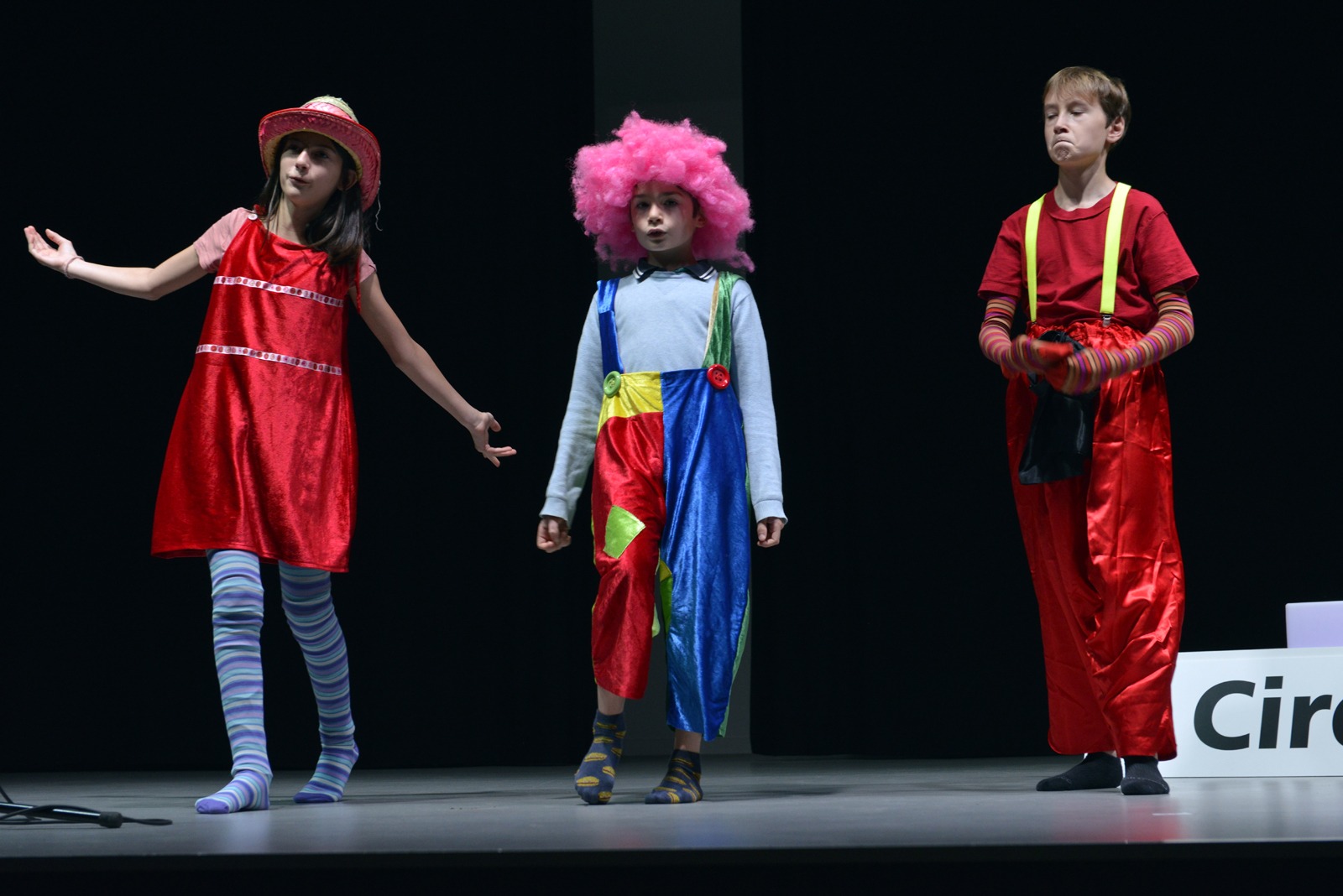 Enfants comédiens sur la scène