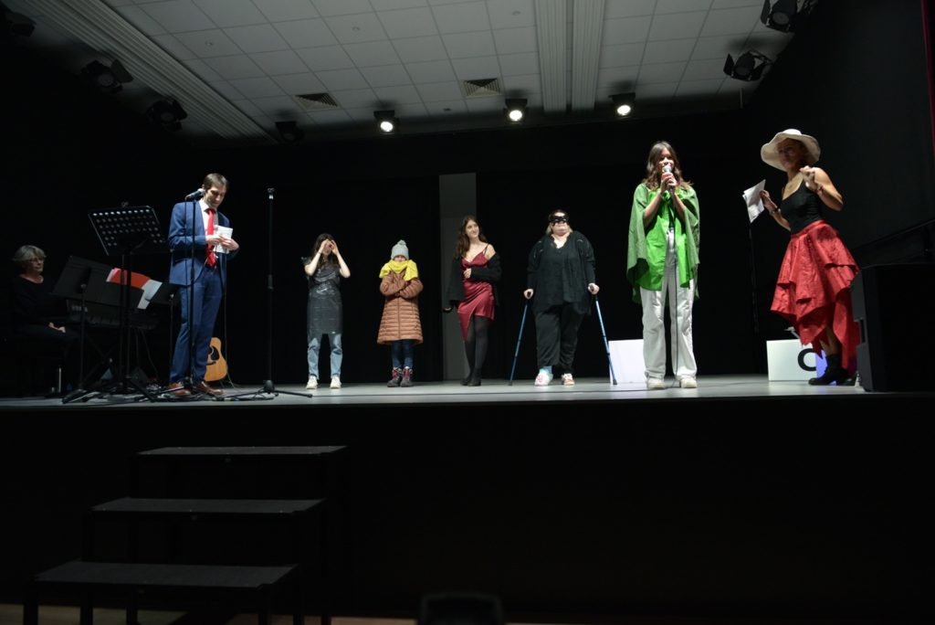 Comédiennes et chanteuse Strapontins